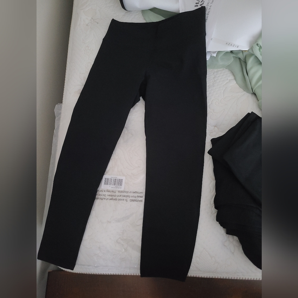 NWOT Fabletics Classic Black Capri Leggings